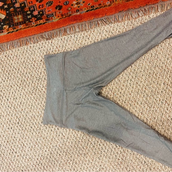 GREAT CONDITION lululemon cropped leggings 21” - Picture 3 of 3